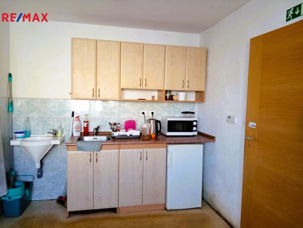 Prodej skladu, Přelouč, 2550 m2