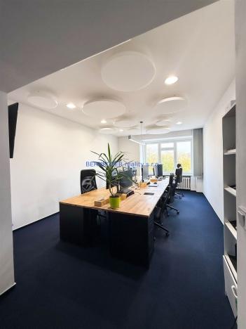 Pronájem kanceláře, Hradec Králové, třída Karla IV., 240 m2