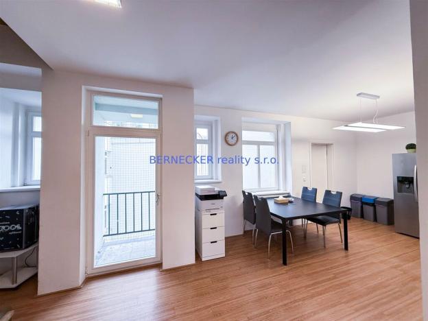 Pronájem kanceláře, Hradec Králové, třída Karla IV., 240 m2