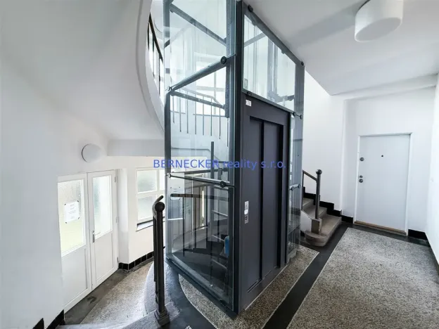 Pronájem kanceláře, Hradec Králové, třída Karla IV., 240 m2