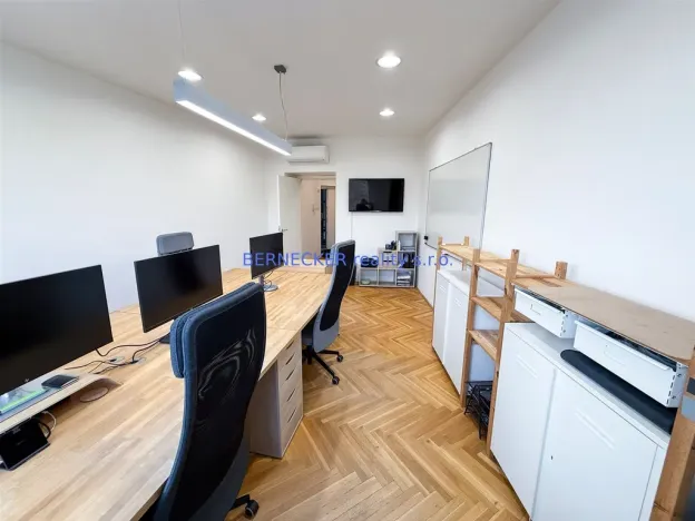 Pronájem kanceláře, Hradec Králové, třída Karla IV., 240 m2