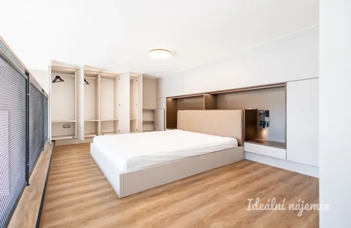 Pronájem bytu 1+kk, Praha - Holešovice, V háji, 43 m2