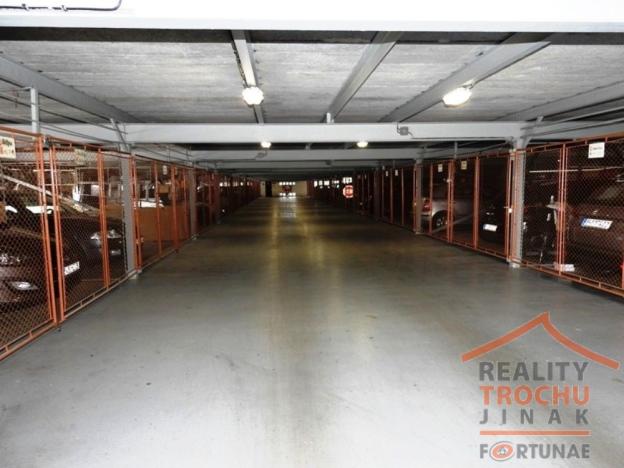 Pronájem garážového stání, Hradec Králové, Mrštíkova, 12 m2