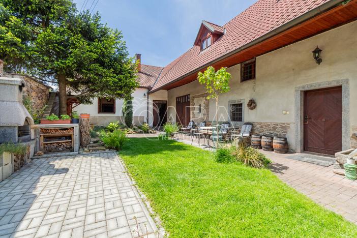 Prodej vícegeneračního domu, Paračov, 388 m2