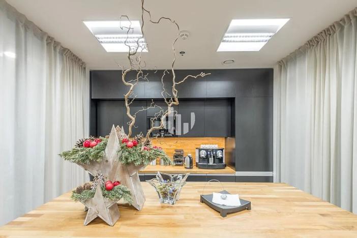 Pronájem kanceláře, Praha - Karlín, Pernerova, 595 m2