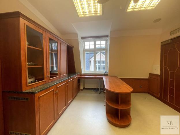 Pronájem obchodního prostoru, Karlovy Vary, Divadelní náměstí, 200 m2
