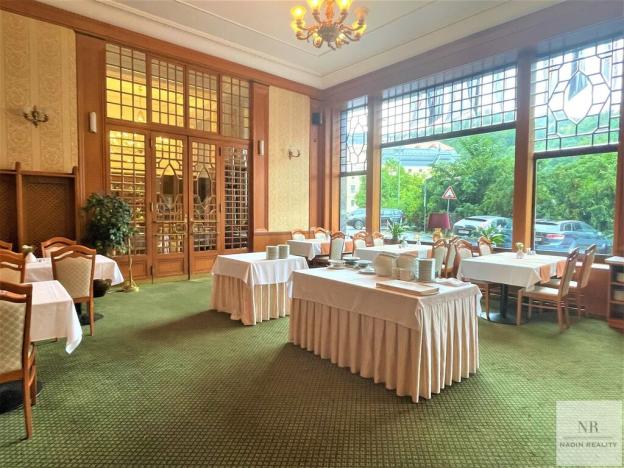 Pronájem obchodního prostoru, Karlovy Vary, Divadelní náměstí, 241 m2