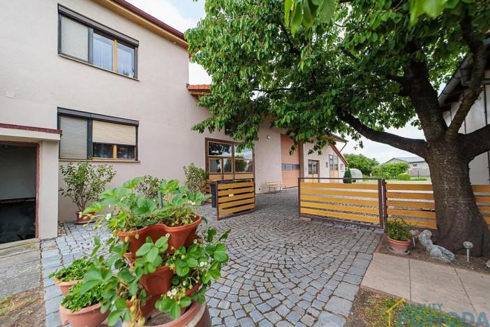 Prodej rodinného domu, Klešice, 365 m2