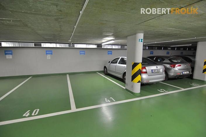 Pronájem garážového stání, Praha - Bubeneč, Jilemnického, 12 m2