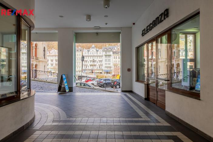 Prodej obchodního prostoru, Karlovy Vary, Divadelní náměstí, 115 m2