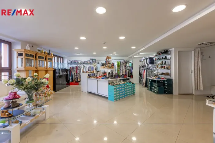 Prodej obchodního prostoru, Karlovy Vary, Divadelní náměstí, 115 m2