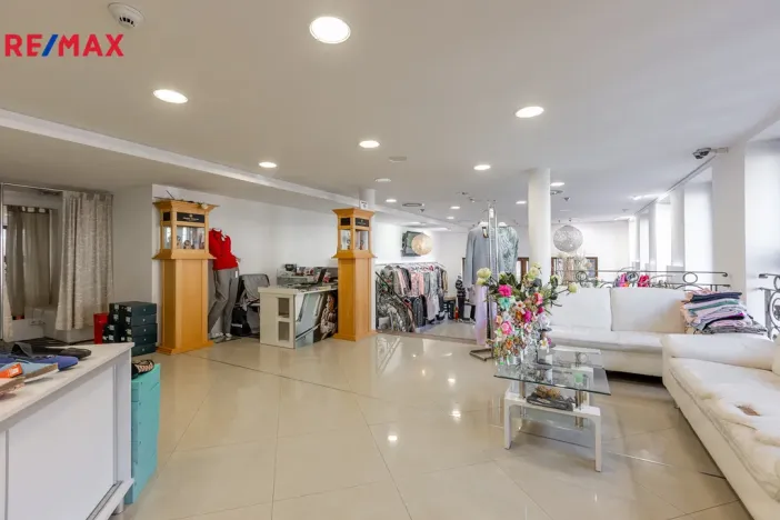 Prodej obchodního prostoru, Karlovy Vary, Divadelní náměstí, 115 m2