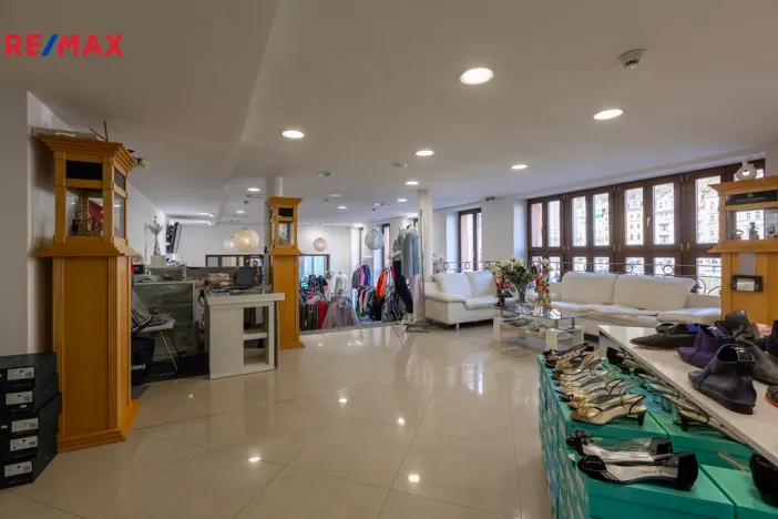 Prodej obchodního prostoru, Karlovy Vary, Divadelní náměstí, 115 m2