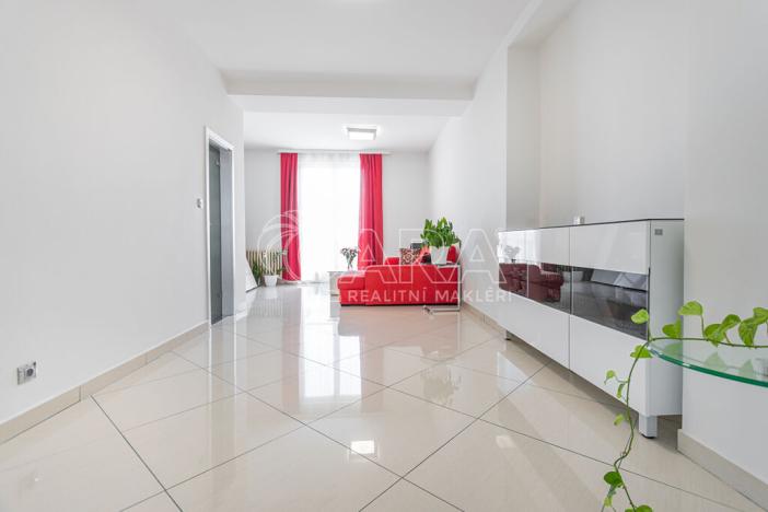 Pronájem bytu 2+1, Praha, Hollarovo náměstí, 77 m2