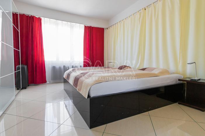 Pronájem bytu 2+1, Praha, Hollarovo náměstí, 77 m2