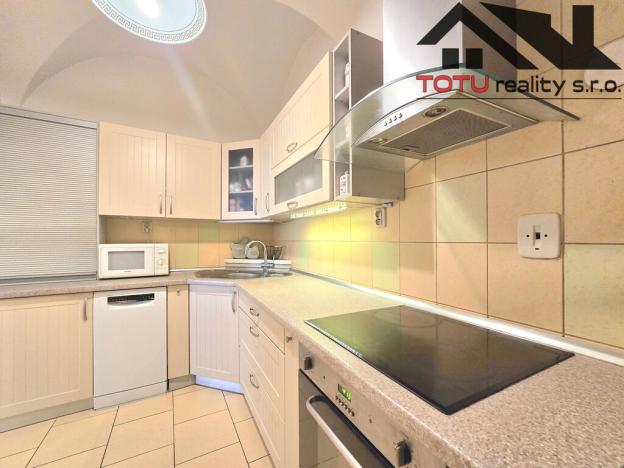 Prodej rodinného domu, Broumov, Mírové náměstí, 490 m2