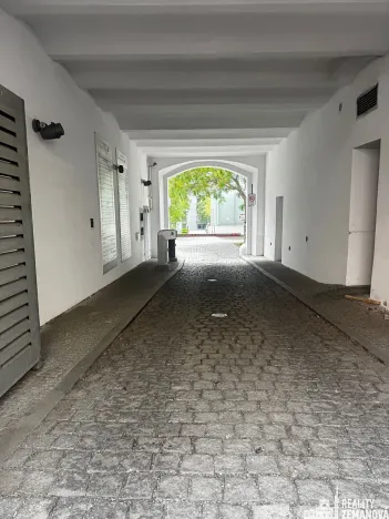 Pronájem garážového stání, Praha - Vinohrady, Korunní, 10 m2