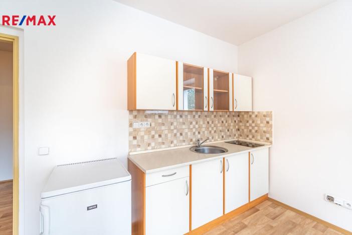 Pronájem bytu 1+kk, Praha - Suchdol, Suchdolská, 30 m2