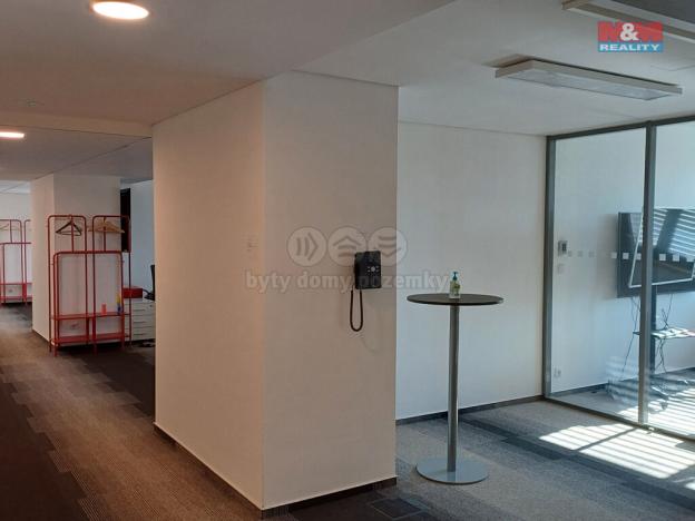 Pronájem kanceláře, Brno - Komárov, Svatopetrská, 486 m2