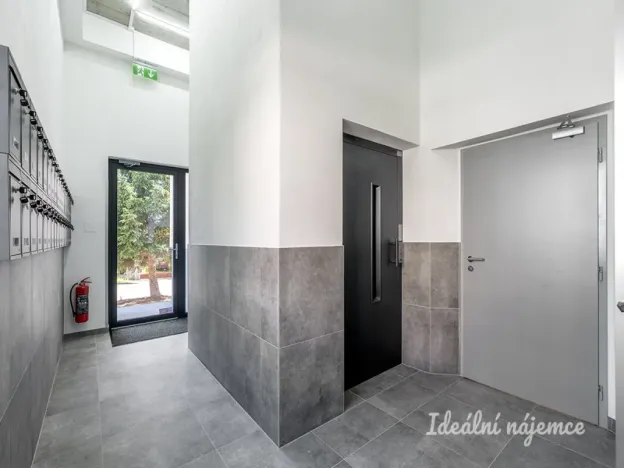 Pronájem bytu 1+kk, Praha - Kyje, Za černým mostem, 27 m2