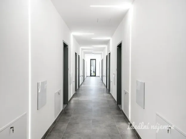 Pronájem bytu 1+kk, Praha - Kyje, Za černým mostem, 27 m2