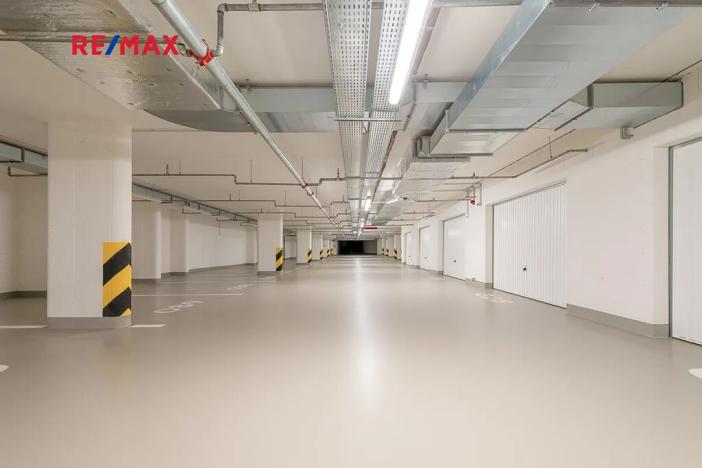 Pronájem garážového stání, Praha - Hloubětín, Poděbradská, 18 m2