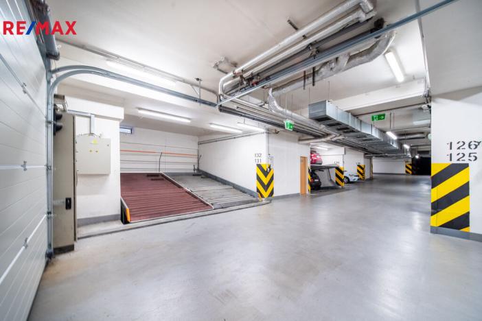 Prodej garážového stání, Praha, Herlíkovická, 14 m2