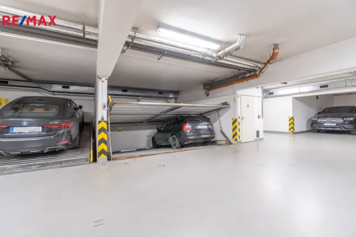 Prodej garážového stání, Praha - Libeň, Kašparovo náměstí, 12 m2