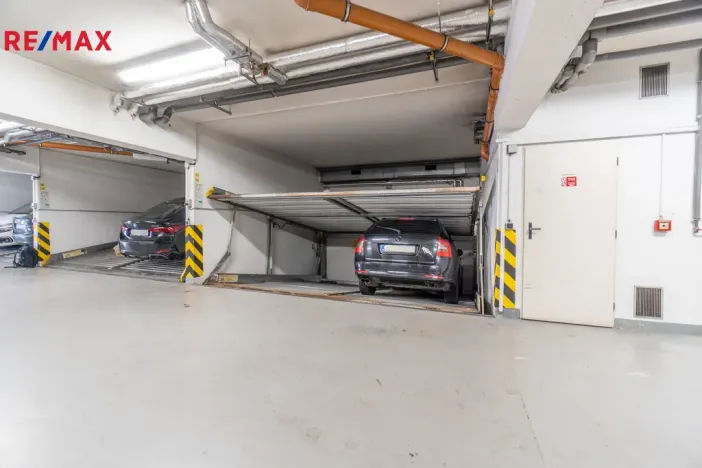 Prodej garážového stání, Praha - Libeň, Kašparovo náměstí, 12 m2