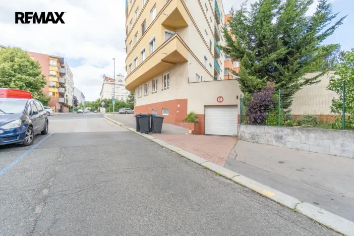 Prodej garážového stání, Praha - Libeň, Kašparovo náměstí, 12 m2