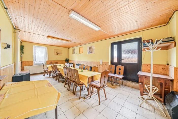 Prodej vícegeneračního domu, Zálezly, 900 m2