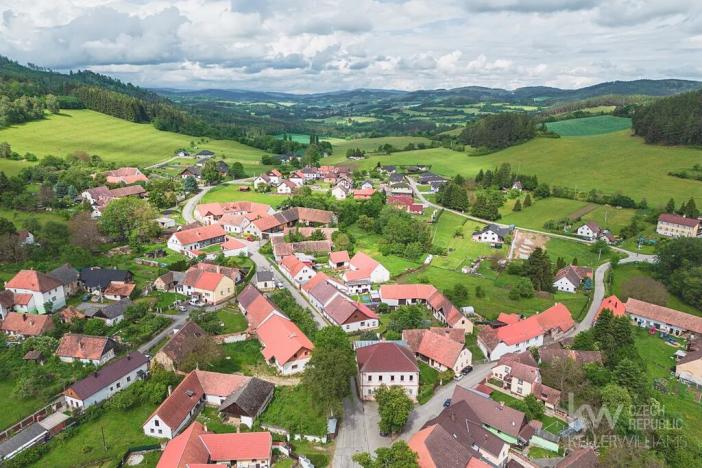 Prodej vícegeneračního domu, Zálezly, 900 m2