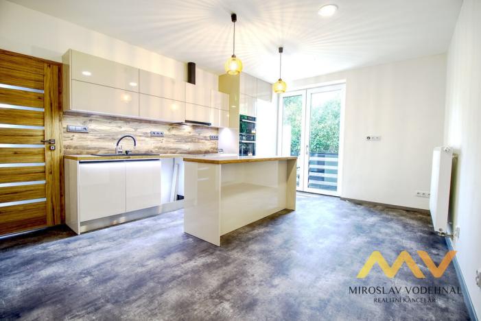 Pronájem bytu 2+kk, Hradec Králové - Slezské Předměstí, třída SNP, 56 m2