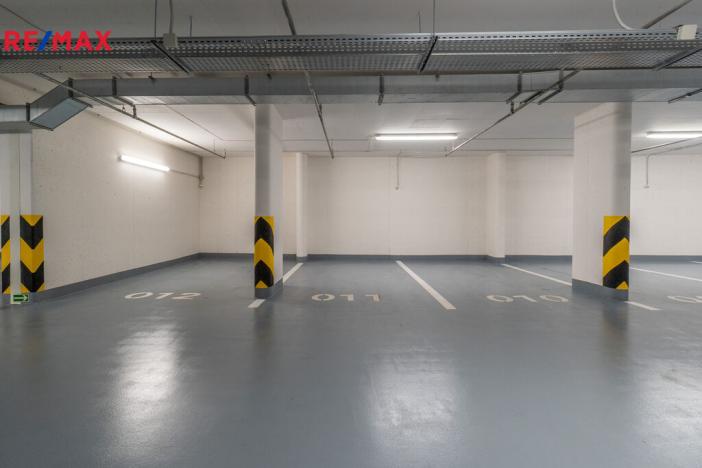 Pronájem garážového stání, Praha - Hloubětín, Domalípova, 15 m2