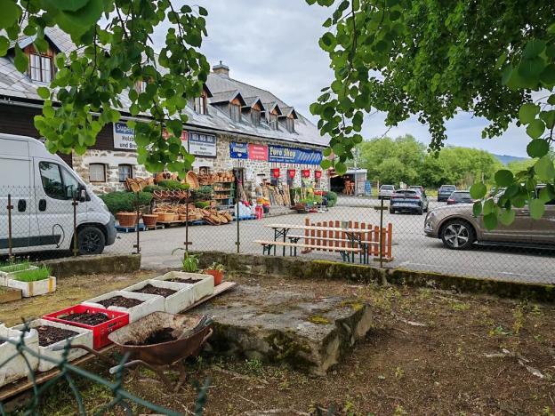 Prodej obchodního prostoru, Strážný, 400 m2