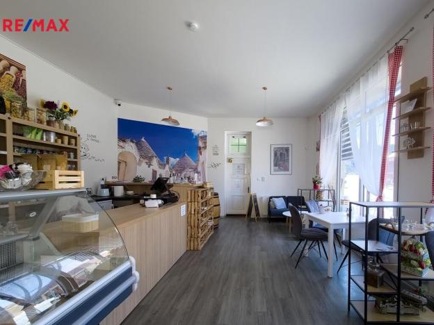 Pronájem obchodního prostoru, Třebíč - Vnitřní Město, Komenského nám., 100 m2