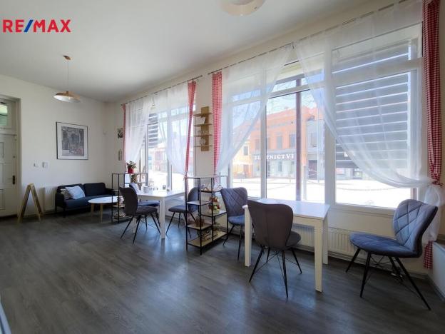 Pronájem obchodního prostoru, Třebíč - Vnitřní Město, Komenského nám., 100 m2