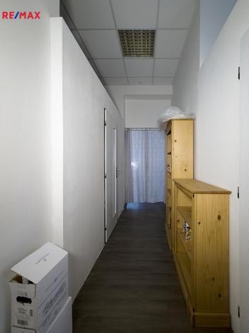 Pronájem obchodního prostoru, Třebíč - Vnitřní Město, Komenského nám., 100 m2