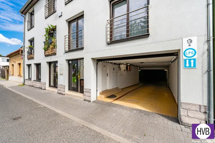 Prodej garážového stání, Praha, Nad motolskou nemocnicí, 13 m2