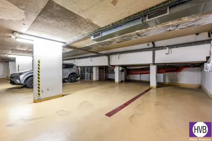 Prodej garážového stání, Praha, Nad motolskou nemocnicí, 13 m2