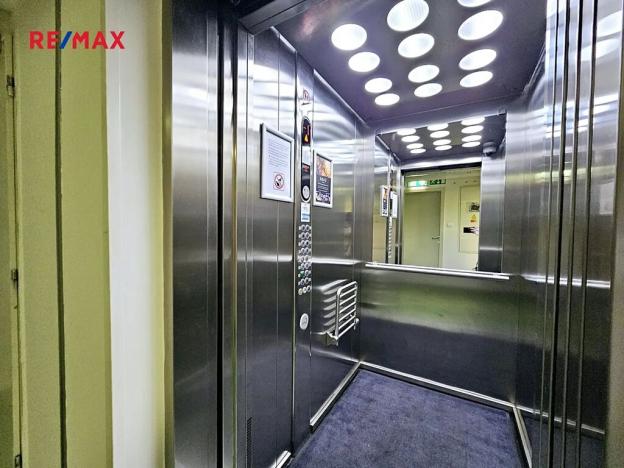 Pronájem bytu 1+kk, Praha - Žižkov, Ke kapslovně, 48 m2