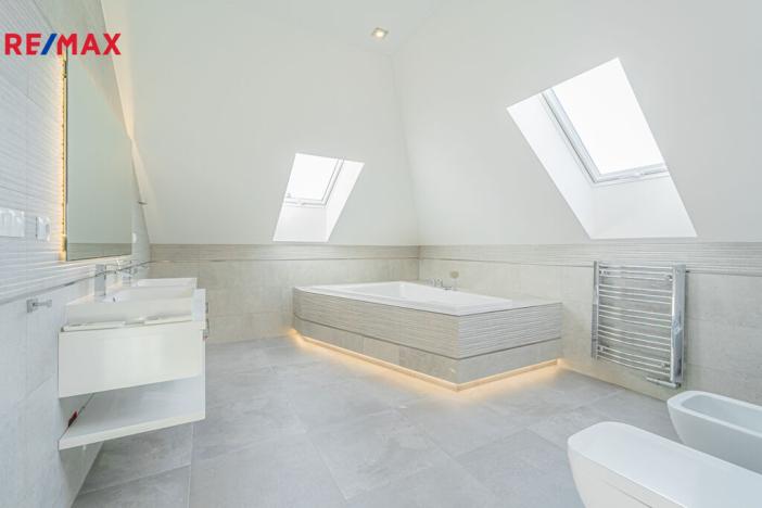 Prodej rodinného domu, Šestajovice, Myslivečkova, 389 m2