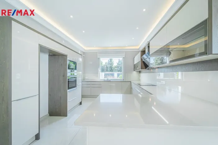 Prodej rodinného domu, Šestajovice, Myslivečkova, 389 m2