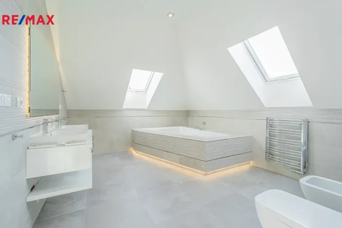 Prodej rodinného domu, Šestajovice, Myslivečkova, 389 m2