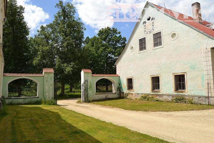 Prodej historického objektu, Hatín - Jemčina, 2500 m2