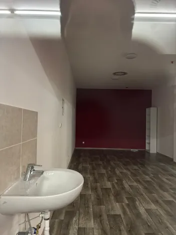 Pronájem obchodního prostoru, Karlovy Vary, Divadelní náměstí, 30 m2