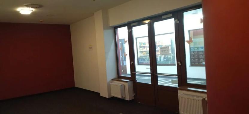 Prodej obchodního prostoru, Karlovy Vary, Divadelní náměstí, 30 m2