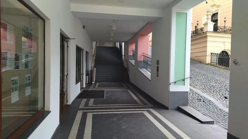 Prodej obchodního prostoru, Karlovy Vary, Divadelní náměstí, 30 m2