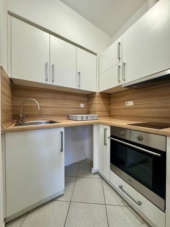 Pronájem bytu 1+kk, Pardubice - Bílé Předměstí, Štrossova, 28 m2