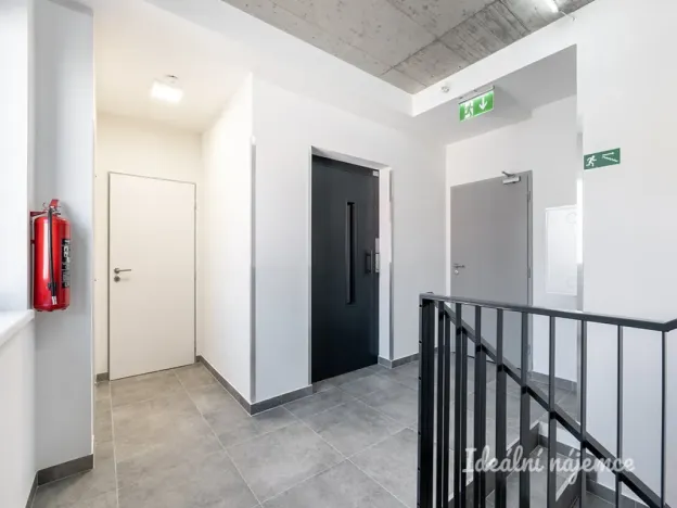 Pronájem bytu 1+kk, Praha - Kyje, Za černým mostem, 27 m2